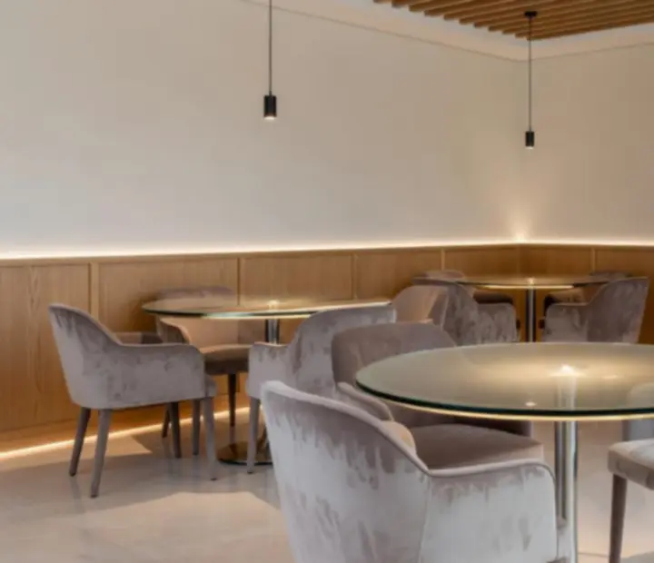 Pasztell színekkel és fa részletekkel kialakított elegáns éttermi enteriőr